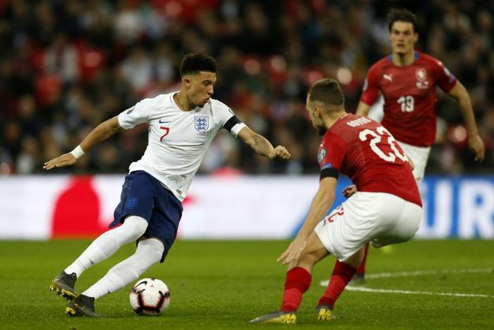 Jadon Sancho (L) picked up an assist in England's win over the Czech Republic on Friday