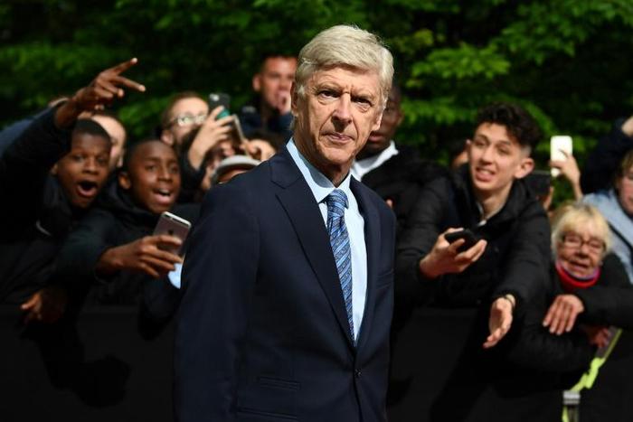 Wenger evasive when tackled over Bayern job