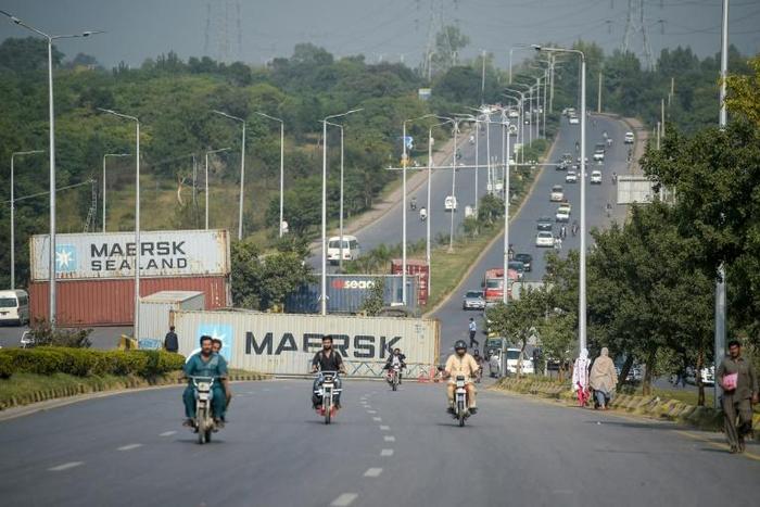Poklice blocked key arteries wuith containers as anti-government protesters led by Jamiat Ulema-e-Islam leader Maulana Fazlur Rehmanmarched towards Islamabad