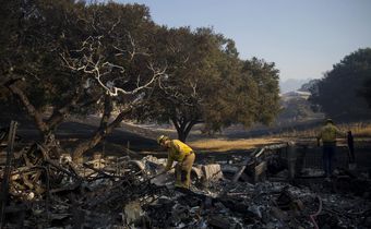 'Devil Winds' Drive a Fire Threatening the Reagan Library