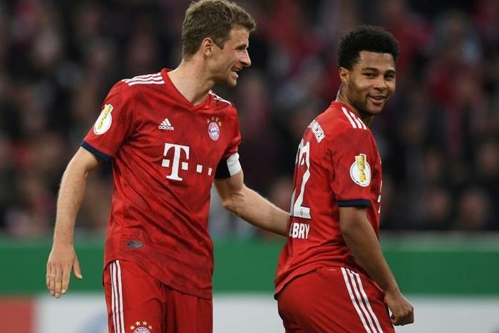 Thomas Mueller (L) deserves more respect than to be left on the bench by Bayern Munich, club team-mate Serge Gnabry (R) said Friday.