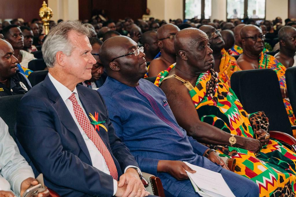 The Vice President, flanked by Mr. Gerard Manley, Global Head of Olam Cocoa and the Okyenhene, Osagyefuo Amoatia Ofori Pani