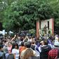 Fanáticos despiden al cantante mexicano José José frente a su estatua en Ciudad de México, el 28 de septiembre de 2019
