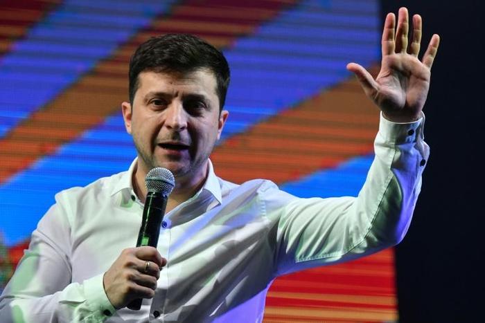 Ukrainian comic actor and presidential candidate Volodymyr Zelensky looks set to lead after a first round vote on Sunday