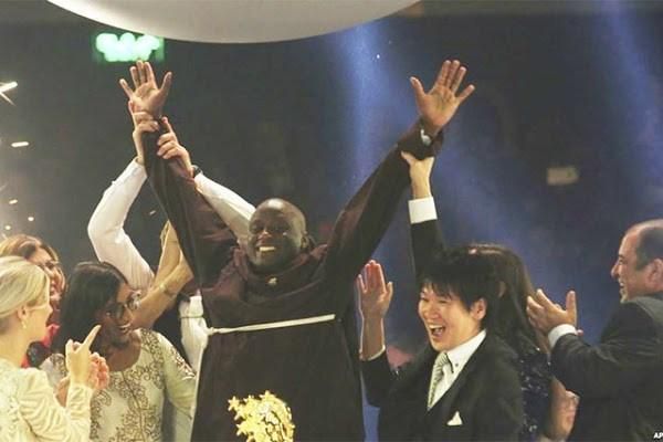 Teacher who spends 80% of salary on poor students is crowned world’s best teacher with $1m prize