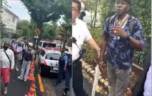Angry Nigerians chase Buhari with police to conduct compulsory DNA test on him (video)