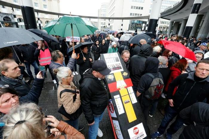 Hundreds of demonstrators turned out calling for Dutroux to be kept in jail