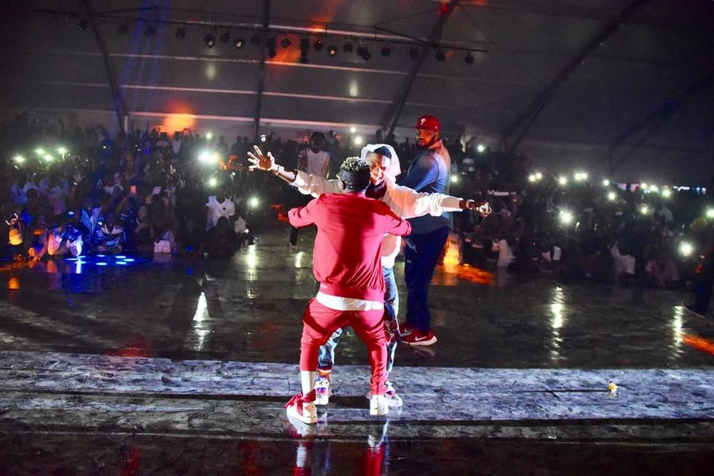 Shatta Wale and Wizkid reunite on stage