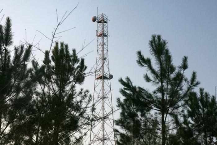 Investigators are looking into how devices can be connected to several mobile phone towers at once, among other issues