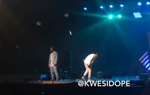 Reign Concert: Shatta fans throw missiles at Kwaw Kese