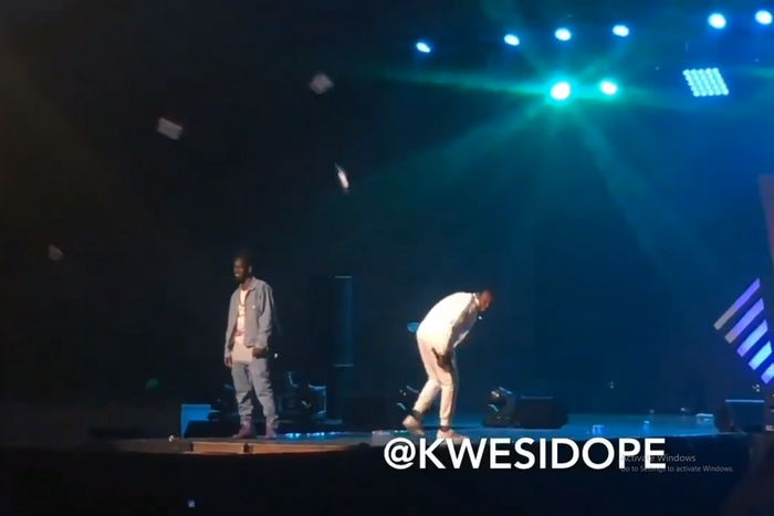 Reign Concert: Shatta fans throw missiles at Kwaw Kese