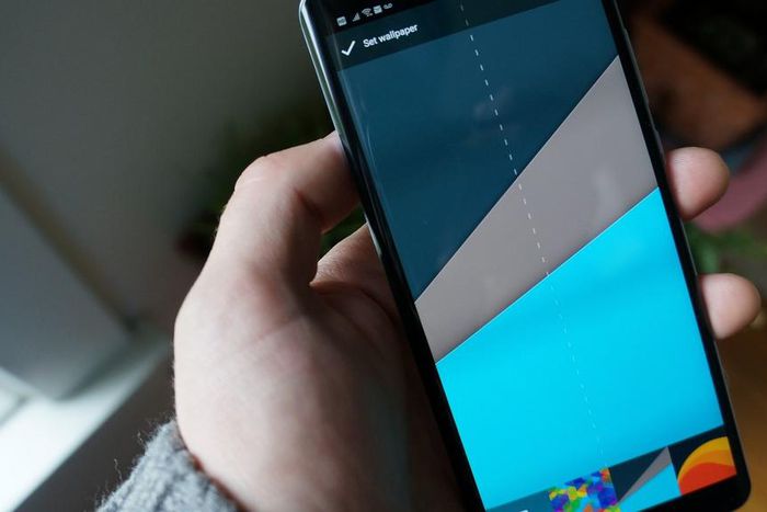 Jealous man brutalises girlfriend’s eye for using popular musician’s photo as wallpaper (video)