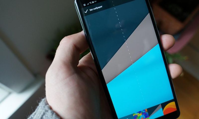 Jealous man brutalises girlfriend’s eye for using popular musician’s photo as wallpaper (video)