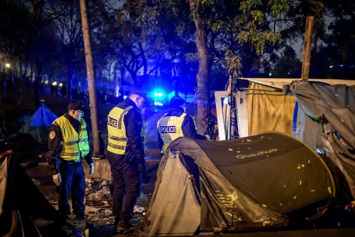 Around 600 police officers calmly escorted the migrants off the makeshift camps