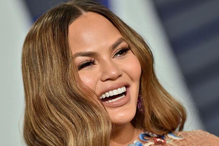 Chrissy Teigen Claps Back At Instagram Troll