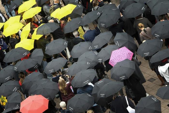 The umbrella vigil calls on the literary world to show solidarity and set an example for freedom of expression and freedom of the press