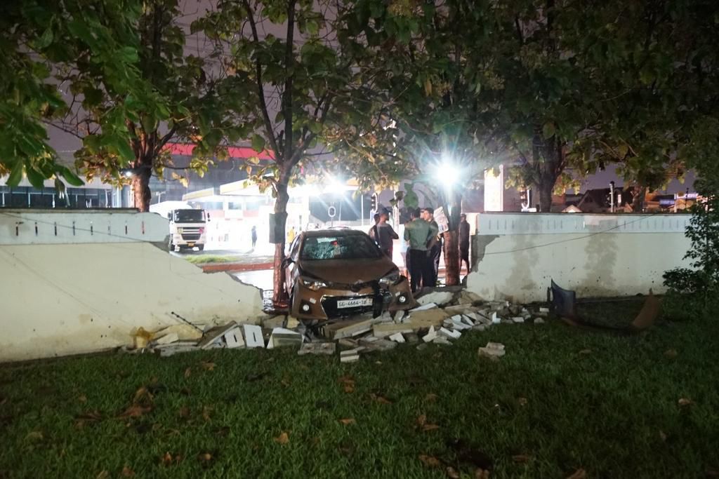 Pulse Ghana’s wall crashed as non-functional traffic light causes accident at East Legon