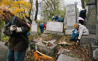 Pittsburgh Marks a Massacre's Anniversary With Prayers and Projects