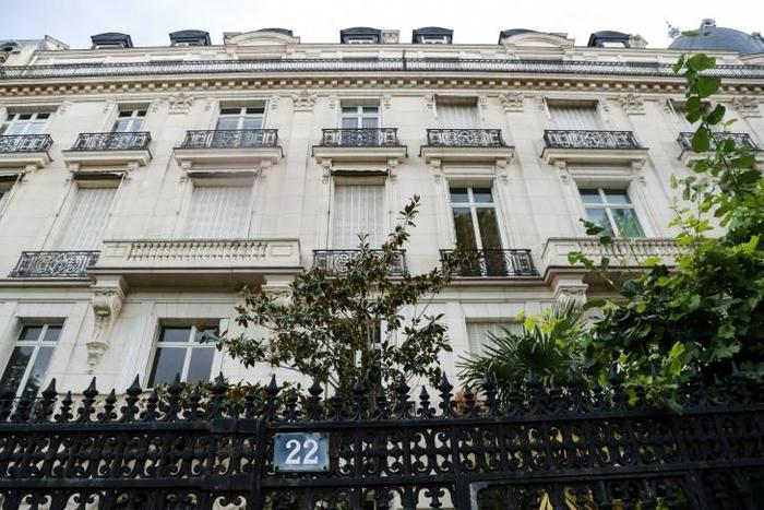 A former Dutch model who accuses French modelling agent Jean-Luc Brunel of rape says women and girls were abused in Epstein's appartment near Paris's Champs-Elysees