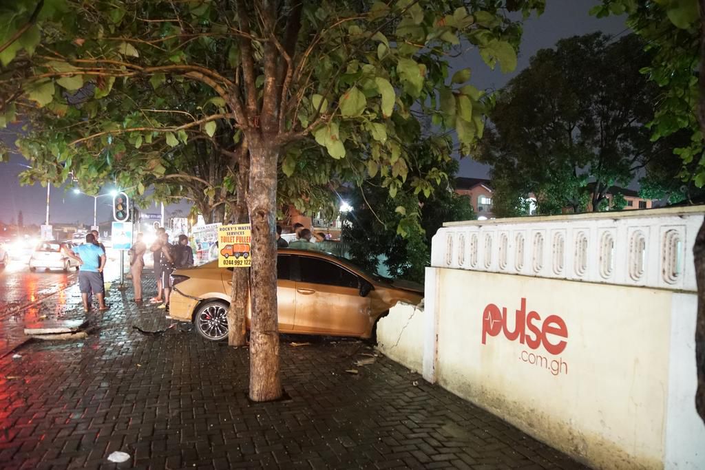 Pulse Ghana’s wall crashed as non-functional traffic light causes accident at East Legon