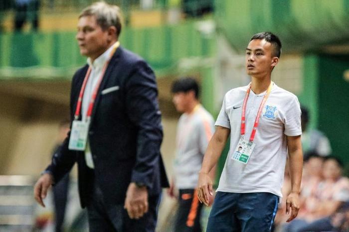 Dragan Stojkovic (L), head coach of Guangzhou R&F, relies heavily on his translator Hong Wenjie