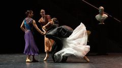 Review: Queen Victoria in toe shoes?