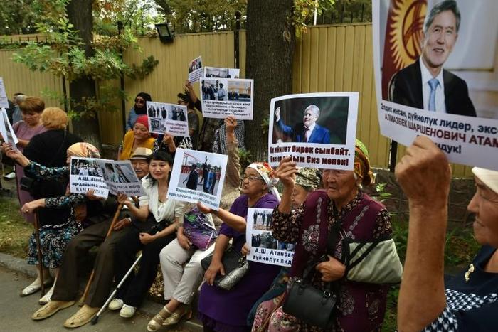 Former Kyrgyz president Almazbek Atambayev was charged with corruption over the 2013 release from jail of a notorious mob boss during his presidency