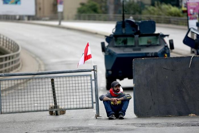 Lebanese protesters set up fresh blockades to close key roads despite increased security
