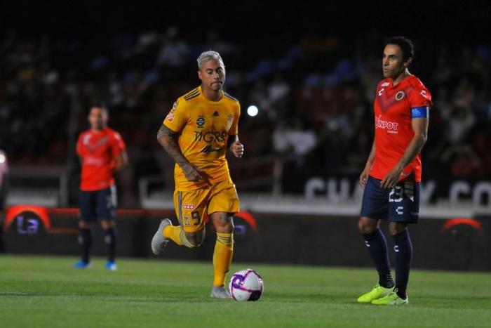 After you: Leonardo Lopez (right) of Veracruz watches Eduardo Vargas of Tigres dribble the ball into the goal