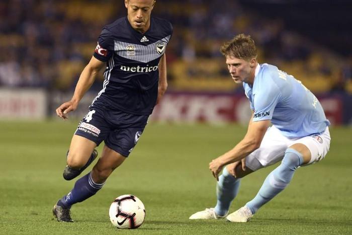 Keisuke Honda (L) made his plea to Manchester United as he is trying to find a new club in Europe after leaving Melbourne Victory