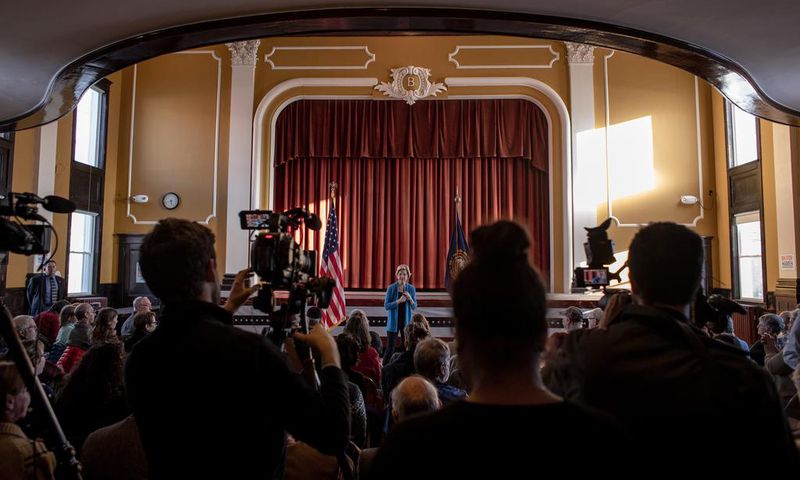 The Peril in Warren's Fundraising Gamble