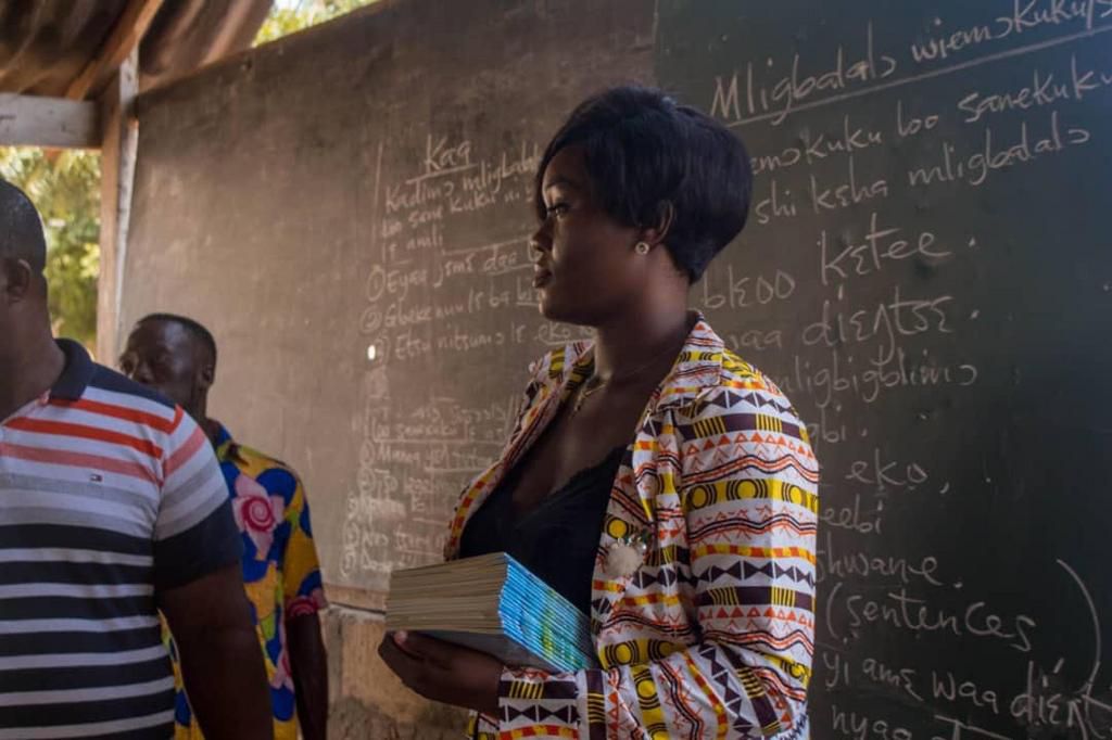 Portia Arthur supports Bokemi Academy with 100 copies of her book