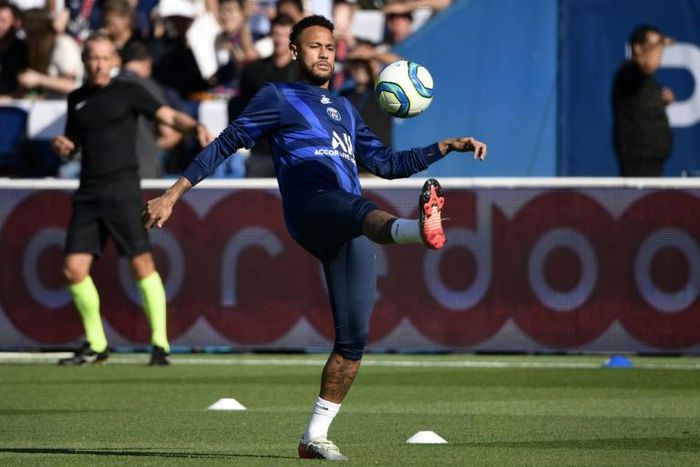 Neymar warming up for his first PSG start in four months