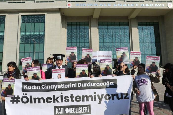 Women's rights activists gathered outside the courthouse, with a large banner reading "we don't want to die"