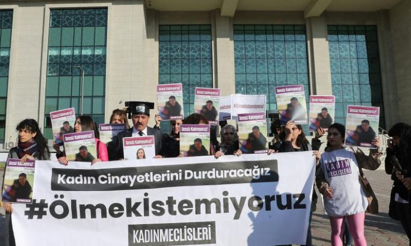 Women's rights activists gathered outside the courthouse, with a large banner reading "we don't want to die"