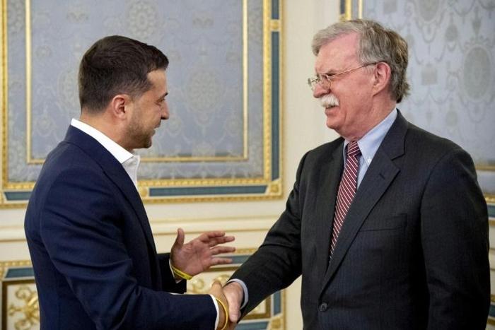 Ukrainian President Volodymyr Zelensky (l) and US National Security Advisor John Bolton who underlined Washington's commitment to Ukraine's 'territorial integrity'