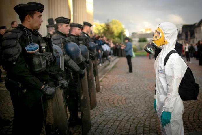 Des membres des forces de l'ordre lors d'une manifestation à Rouen le 1er octobre 2019, cinq jours après l'incendie de l'usine chimique Lubrizol