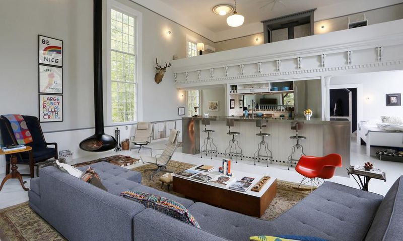 It Was the Ideal Antique Building. Who Needs Bathrooms, Anyway?