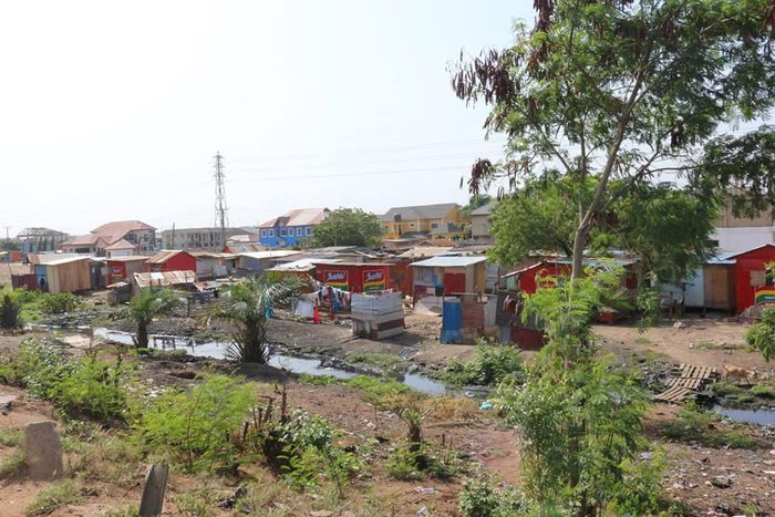 Unplanned slum settlement along Accra-Tema motorway