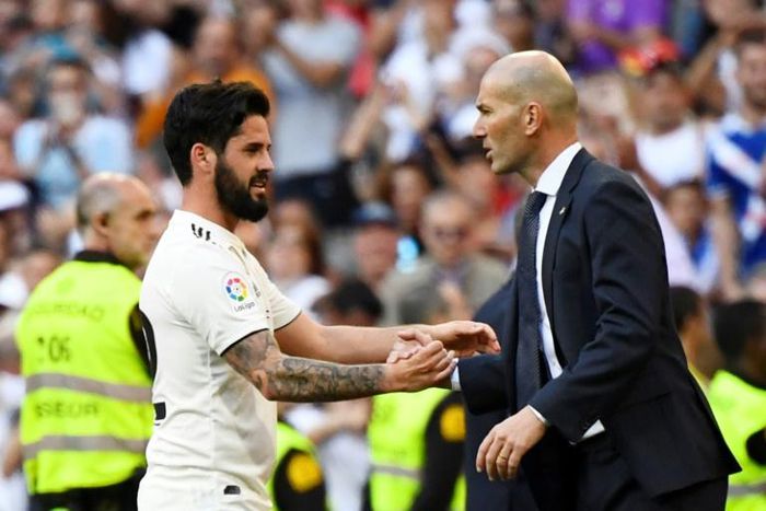 Real Madrid's Spanish midfielder Isco (L) celebrates scoring the opening goal with Real Madrid's French coach Zinedine Zidane during the Spanish league football match between Real Madrid CF and RC Celta de Vigo at the Santiago Bernabeu stadium in Madri...