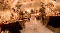 Excitement galore as bride arrives at her wedding anniversary in a big inflatable balloon (photo)