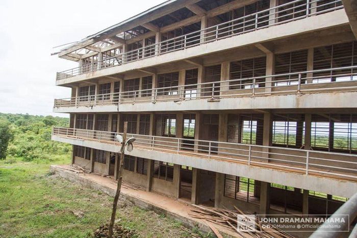 Abandoned E-block at Papaye