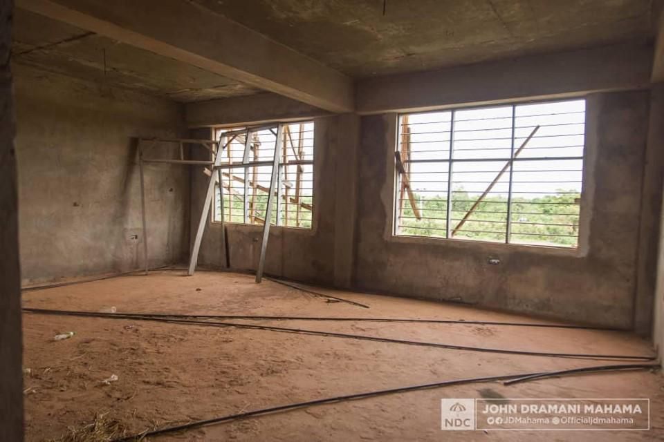 Abandoned E-block at Papaye