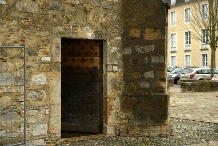 Robbers rammed a car into the door of a mediaeval cathedral in southwest France early Monday
