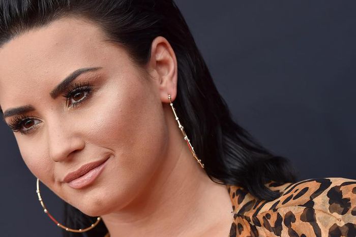 Demi Lovato Posted A Makeup-Free Photo With A Zit