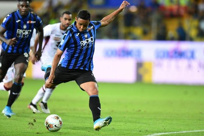 Luis Muriel, here shooting against Torino, bagged a hat-trick as Atalanta closed in on Serie A leaders Juventus