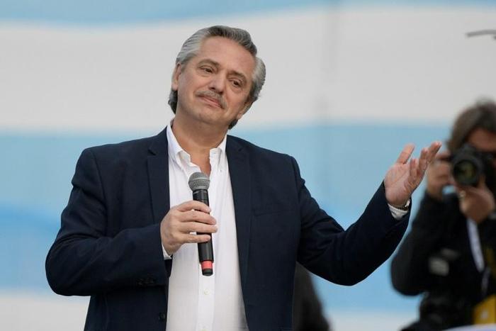Argentine presidential candidate Alberto Fernandez delivers a speech during the closing rally of his campaign in Mar del Plata on October 24