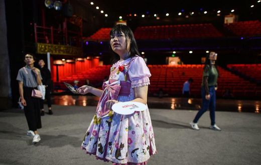 In China, where no official numbers of transgender people exist, there are few medical facilities that offer gender reassignment surgery and little professional information on hormone treatment, forcing people to turn to the black market or online