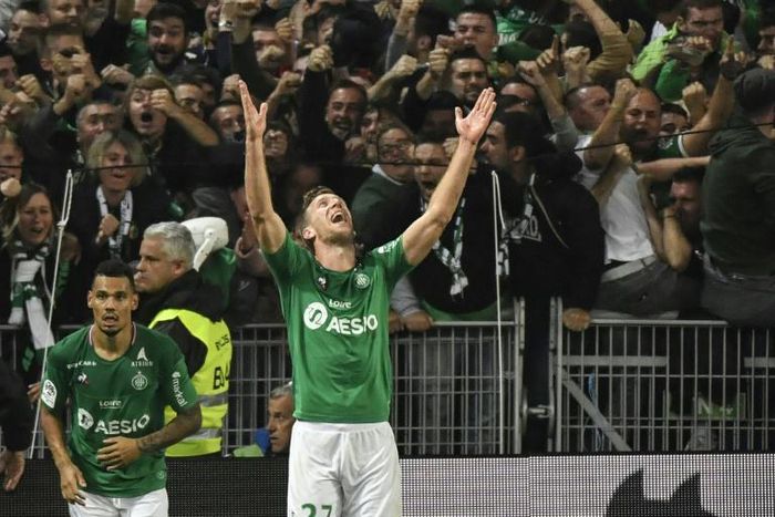 Robert Beric (C) celebrates his late winner as Saint-Etienne beat derby rivals Lyon 1-0 at home