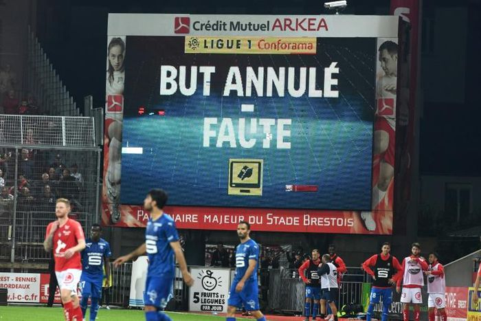 After a delay the officials ruled out a goal for Rennes at Brest